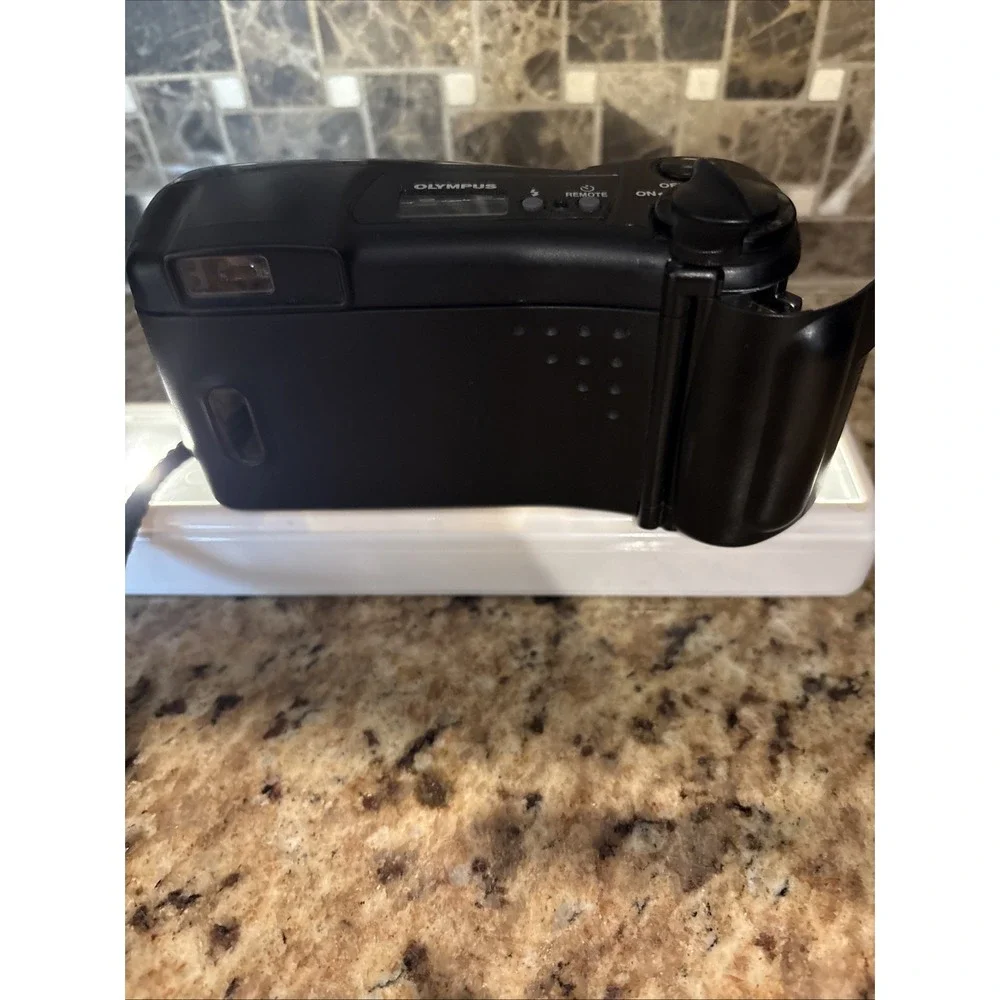 Olympus Infinity Accura Zoom 80‎ DLX Quartz Date Point & Shoot Film Camera